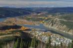 Dawson City, cores de Outono, à beira do rio Yukon, no Canadá